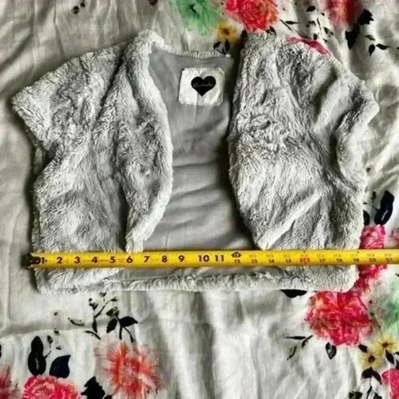 Soulmates <3‎ Faux Fur Crop Vest Light Grey Jr. Size XL - Picture 6 of 8